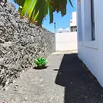 Villa Lanzarote Cloclo - Private Heated Pool, Wifi, Private Parking *